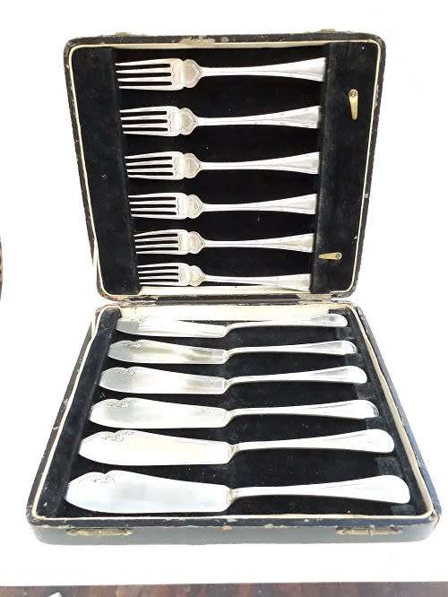 Stunning plated Fish Knives and Forks in original case