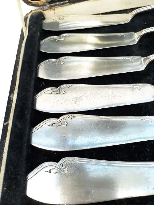 Stunning plated Fish Knives and Forks in original case