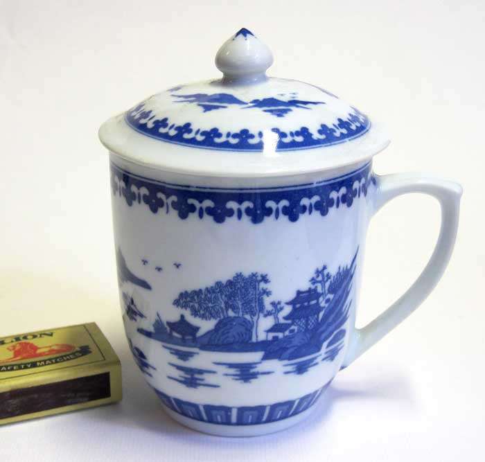 Blue & White Oriental mug with lid - Willow Pattern