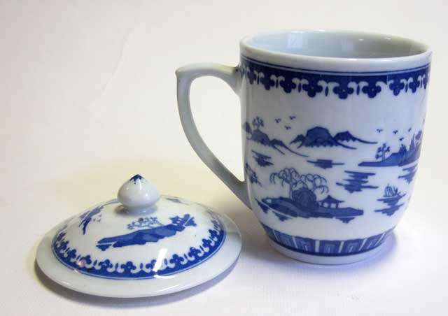 Willow Pattern blue & White mug with lid