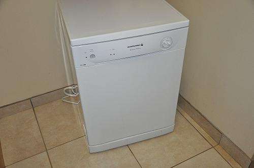 Kelvinator KD12WW Dishwasher.