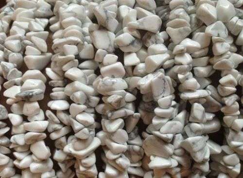 Natural HOWLITE chipstrand +-90cm