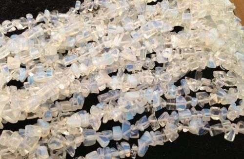 OPALITE / OPAL GLASS / SYNTHETIC MOONSTONE chipstrand +-90cm
