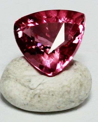 100% Natural 0.72 cts RUBELLITE TOURMALINE trillion facet (Nigeria, Africa)