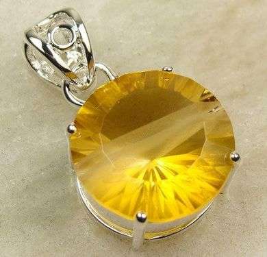SUNRISE SPECIALS ** Natural TOPAZ set in 925 Sterling Silver (pendant)