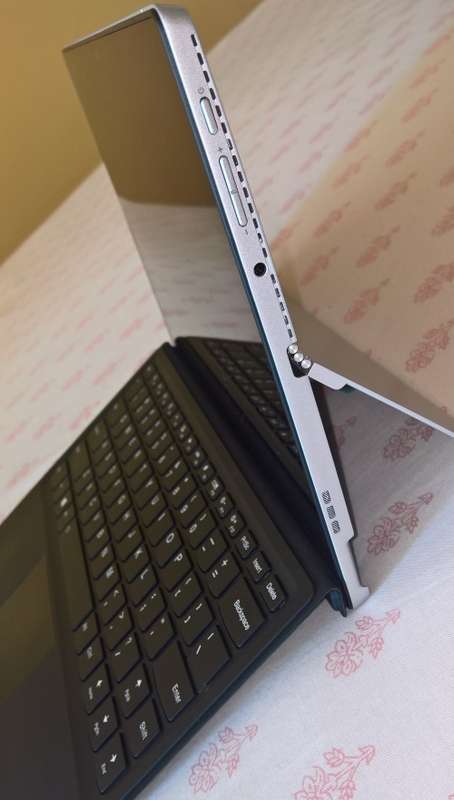 7th Gen Lenovo Ideapad MIIX 510-12IKB, Core i5-7200U @2.5GHz, 256 SSD, 2 In 1 Touch Screen