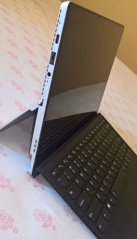 7th Gen Lenovo Ideapad MIIX 510-12IKB, Core i5-7200U @2.5GHz, 256 SSD, 2 In 1 Touch Screen