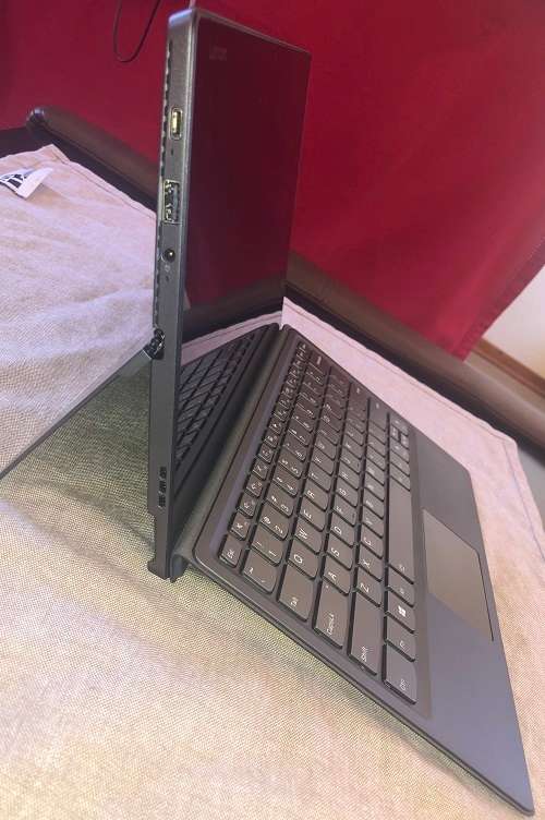 8th Gen Lenovo MIIX 520-12IKB, Core i5-8250U @1.6GHz, 8Gb Ram, 256 SSD, 2 In 1 Touch Screen