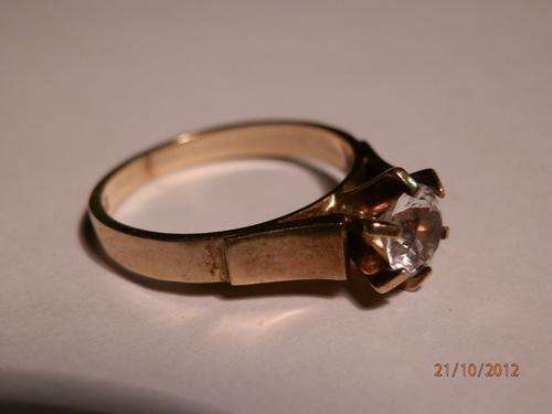 9ct Gold ring & white sapphire