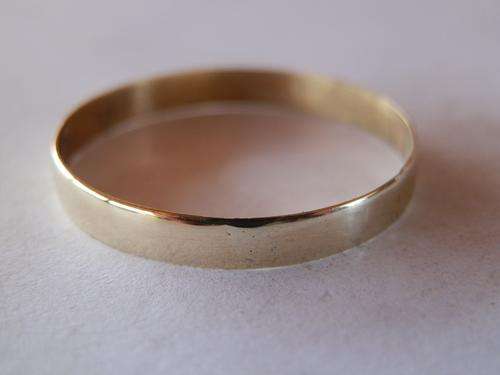 Seemless hallmarked 9ct gold wedding ring - shipping R40 insured