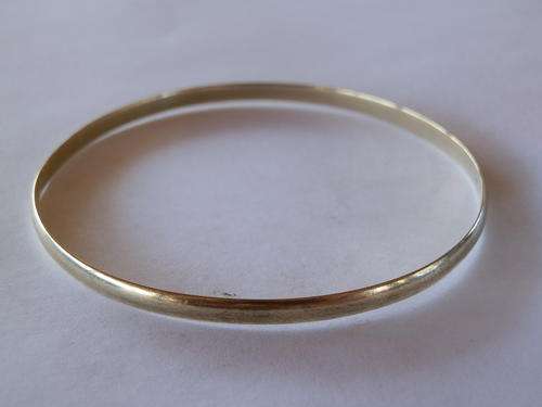 9ct Gold bangle (2) - shipping R40 insured