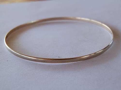 9ct Gold bangle (1) - shipping R40 insured