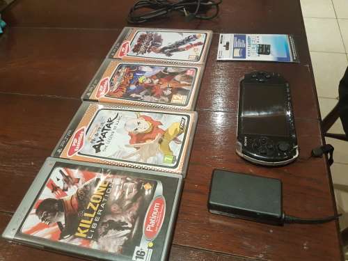 PSP SLIM CONSOLE WITH WIFI 4GB MCARD WITH FEW GAMES AND CABLES