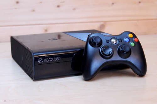 Xbox 360 elite console (500GB) 1x controller and cables