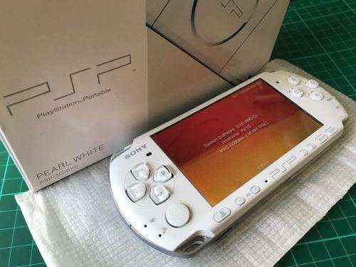 PSP SUPER SLIM e3000, 7GAMES 4GB MEMORY CARD AND CHARGER -White edtion!!