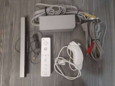 Nintendo Wii - White, Controller, Nunchuck, PSU, Sensor, Cables - top dust covers missi - GREAT DEAL