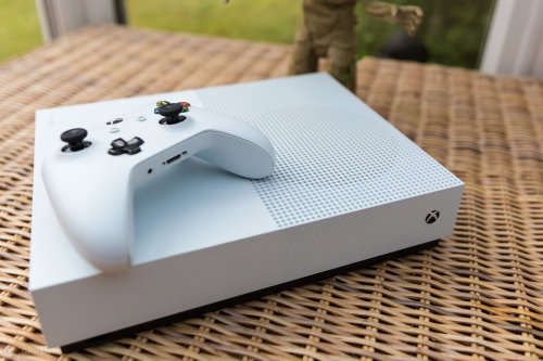 Xbox one s 1tb digital console - 1x controller with cables