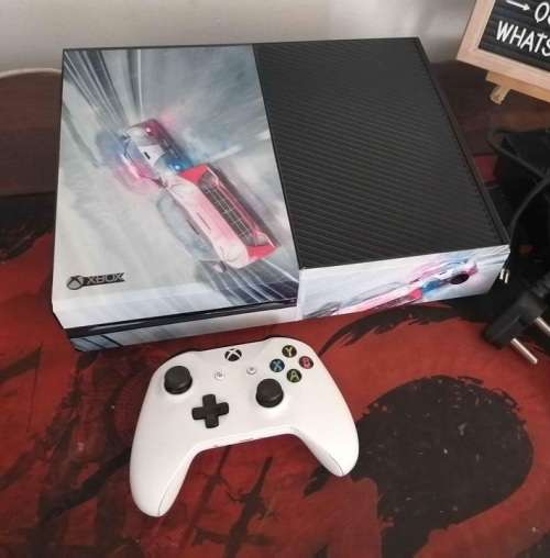 XBOX ONE 500GB WITH NEED FOR SPEED Console Skin- 1X Controller & Accessories- AMAZING DEAL