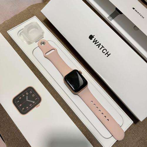 Apple Watch SE GPS Only (40mm) - Gold Case with Pink Sand Sport Band  - GREAT DEALS!!