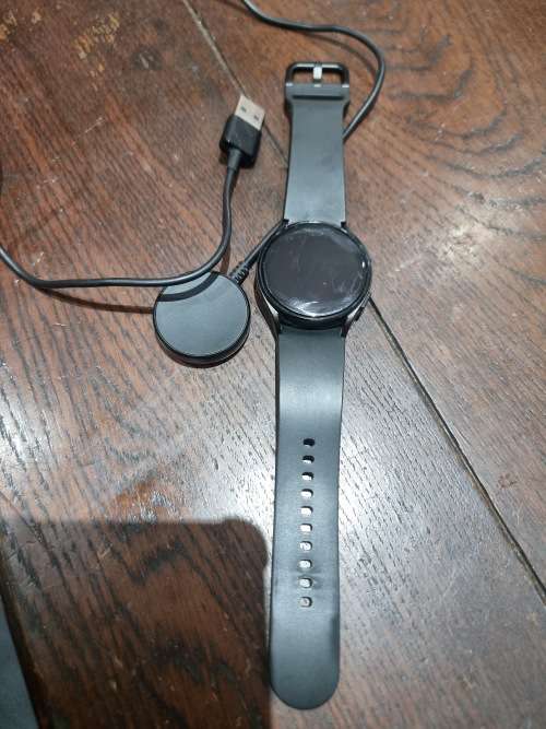 Samsung Galaxy Watch 4 (R860) BT Smartwatch (40mm) - Black- screen protector- GREAT DEALS!!