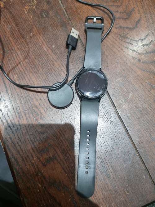 Samsung Galaxy Watch 4 (R860) BT Smartwatch (40mm) - Black- screen protector- GREAT DEALS!!