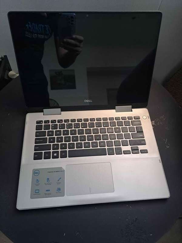 Dell Inspiron 5482 - 2-in-1 (14`) touchscreen i7-8TH GEN, 8GB RAM, 256GB NVMe SSD!! FREE BAG!!