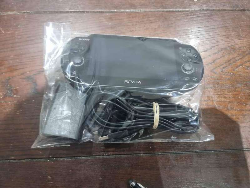 SONY PLAYSTATION VITA WITH 32gb WI-FI, charger, cables. AMAZING DEALS!!
