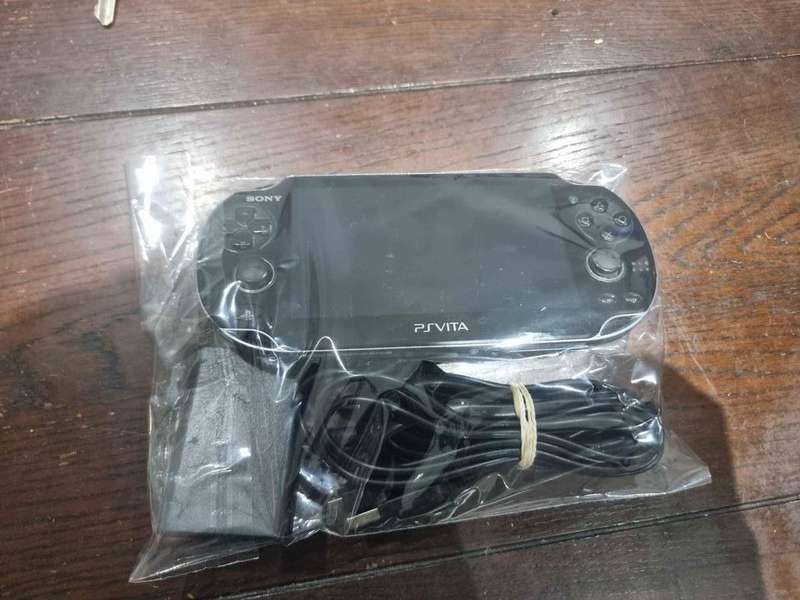 SONY PLAYSTATION VITA WITH 32gb WI-FI, charger, cables. AMAZING DEALS!!