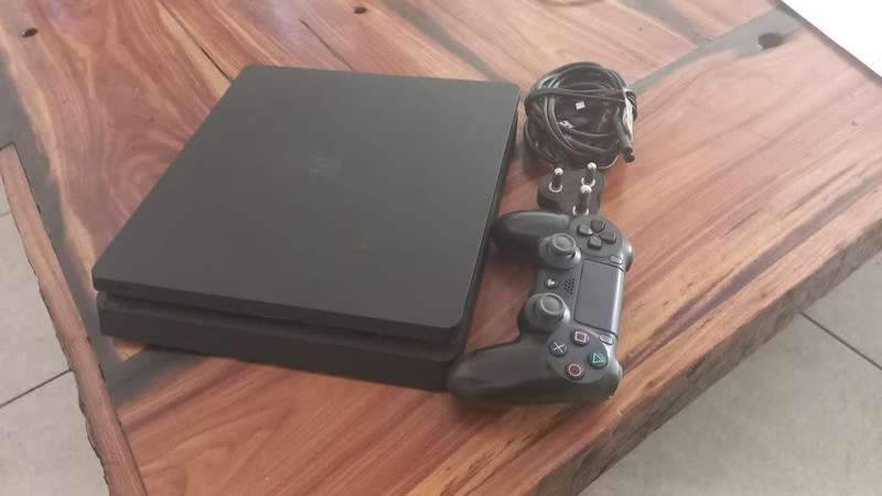 PLAYSTATION 4 SLIM CONSOLE 500GB HDD WITH FIFA 20 (+HDR) INCLUDING 1X CONTROLLER CABLES !!!
