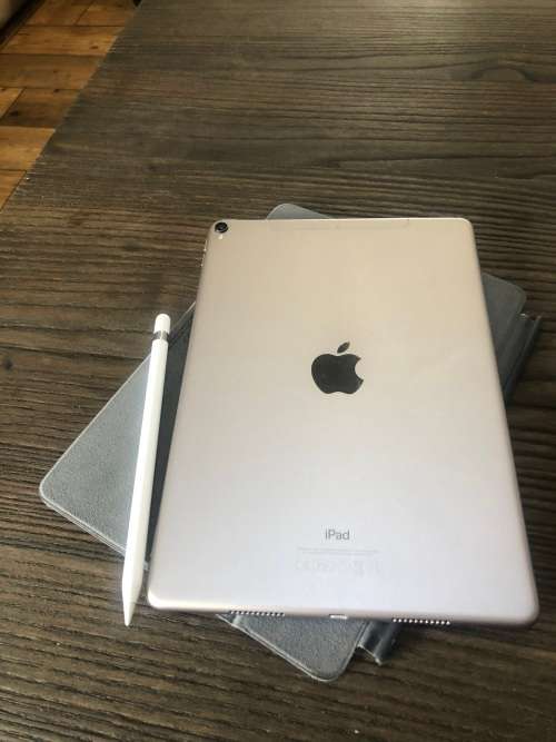 Apple iPad Pro 10.5" | 64GB | Wifi&Cell | With full Apple Accessorie Set