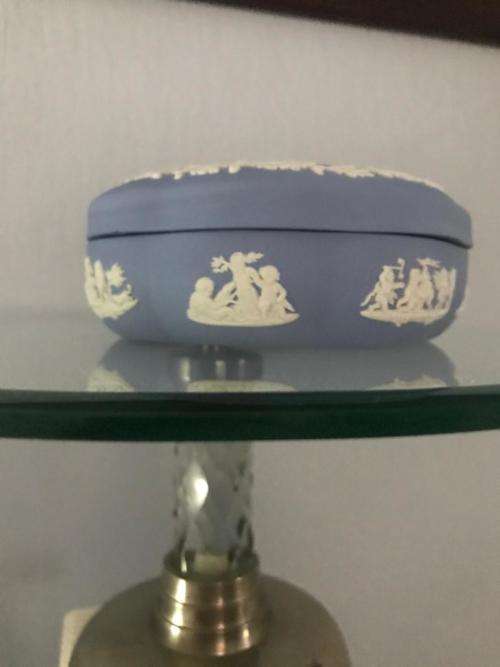WEDGWOOD VINTAGE 1959 JASPERWARE PALE BLUE `ICARUS/DEADA LARGE SCALLOPED CANDY OR TRINKET BOX