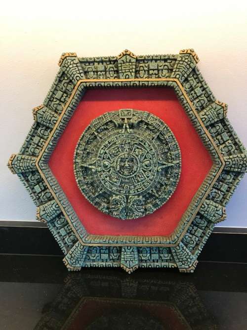 RARE FIND!!!!VINTAGE OCTAGON MEXICAN MALACHITE RESIN WALL PLAQUE AZTEC CALENDAR CIRCA 1960s-1970s