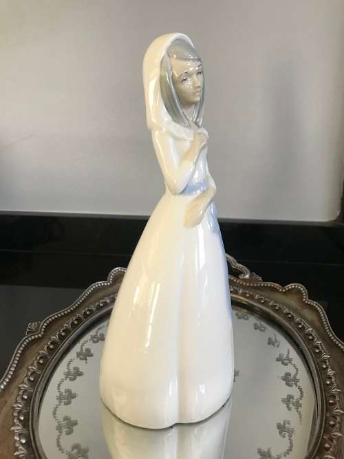EXTREMELY COLLECTABLE Vintage, Porcelanas Miquel Requena S.A. Figurine, `GIRL IN PENSIVE THOUGHT`