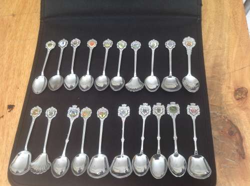 COLLECTIBLE SOUVENIR TEASPOON SET