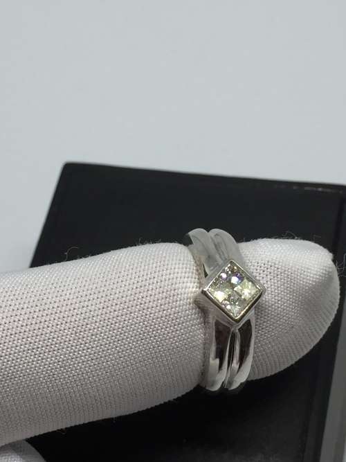 CERTIFIED 18CT White Gold Diamond Ring