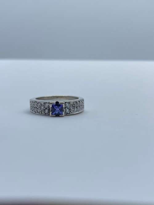 *18CT W/GOLD TANZANITE DIAMOND SOLITAIRE* (R40 000 RETAIL!)