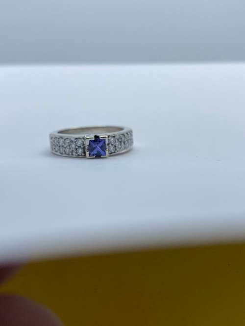 *18CT W/GOLD TANZANITE DIAMOND SOLITAIRE* (R40 000 RETAIL!)