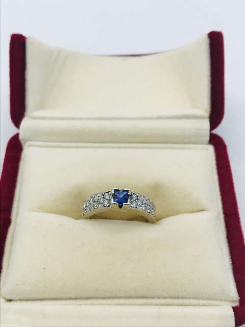 *18CT W/GOLD TANZANITE DIAMOND SOLITAIRE* (R40 000 RETAIL!)