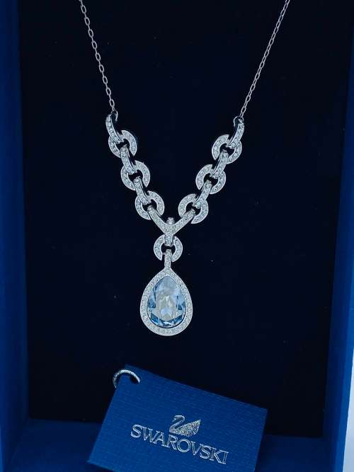 *SWAROVSKI TEARDROP NECKLACE* BLACK FRIDAY SPECIAL