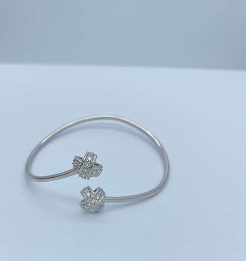 *18CT W/GOLD DIAMOND BANGLE* BEAUTIFUL GIFT FOR ANYONE - RETAIL R20000