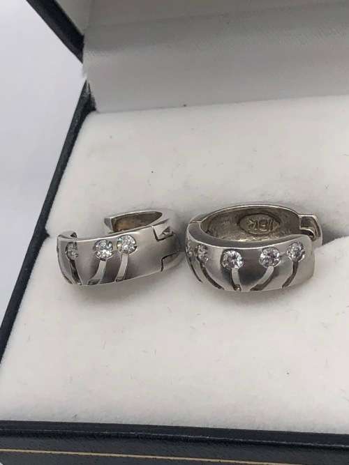 *18CT WHITE GOLD & CUBIC EARRINGS* BID FROM R1