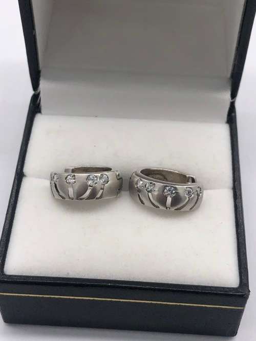 *18CT WHITE GOLD & CUBIC EARRINGS* BID FROM R1