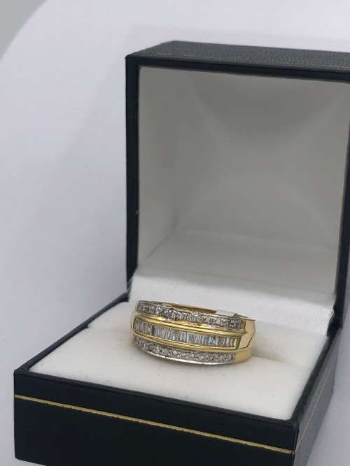 *18CT GOLD HUGE DIAMOND CLUSTER RING* BID FROM R1