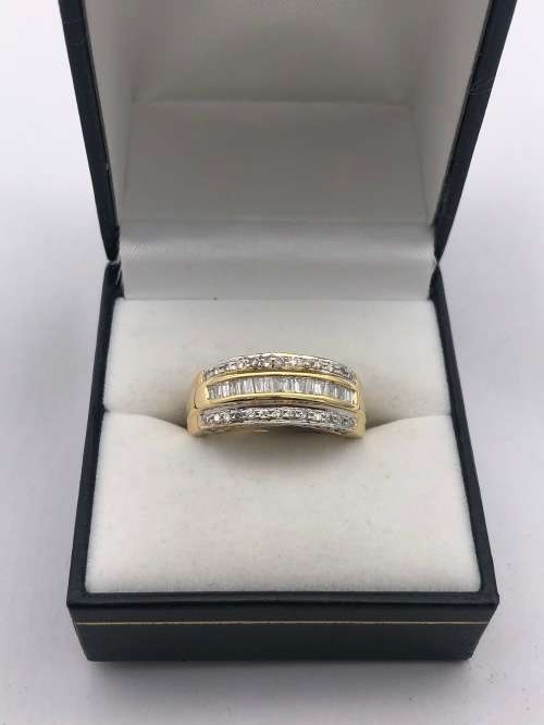 *18CT GOLD HUGE DIAMOND CLUSTER RING* BID FROM R1