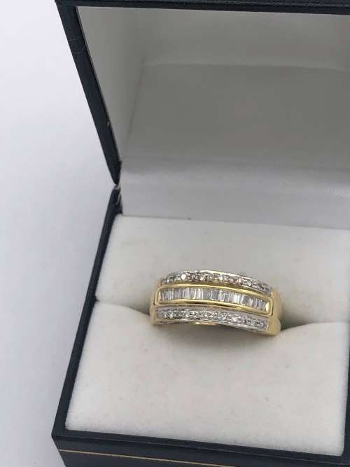 *18CT GOLD HUGE DIAMOND CLUSTER RING* BID FROM R1