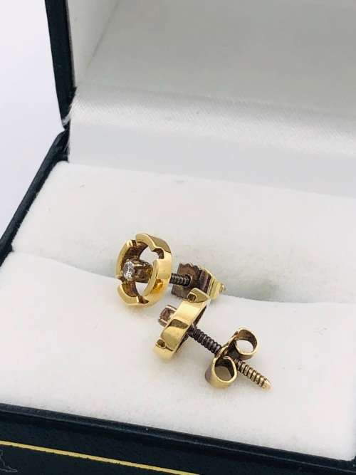 *18CTGOLD DIAMOND STUDDED EARRINGS* R1 BIDS