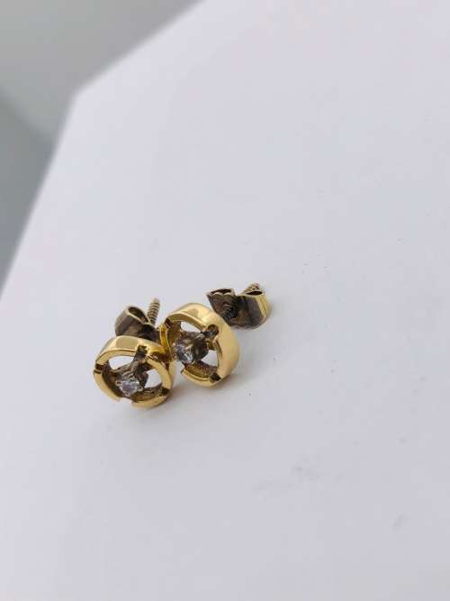 *18CTGOLD DIAMOND STUDDED EARRINGS* R1 BIDS