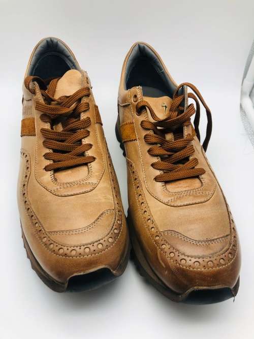 *ITALIAN LEATHER PACIOTTI SNEAKERS!!* BID FROM R1