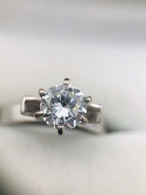 *1CT CUBIC WHITE GOLD RING* R1 BIDS