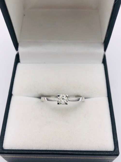 *0.30CT VS H DIAMOND RING* WHITE GOLD